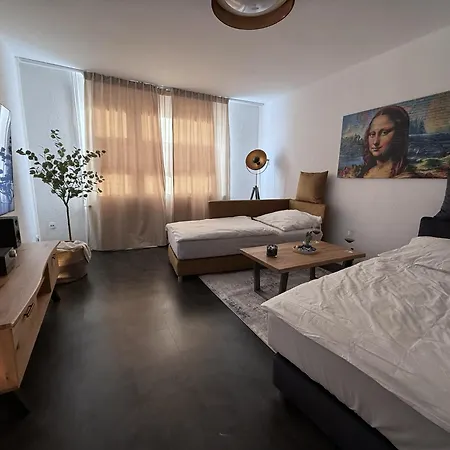 Mona Lisa, Komplette Wohnung, 24h Check-in, Mit Parkplatz, Balkon, 2x Smart Tv, Zentrum Apartment *