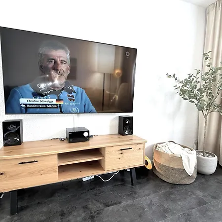 Mona Lisa, Komplette Wohnung, 24h Check-in, Mit Parkplatz, Balkon, 2x Smart Tv, Zentrum Apartment *